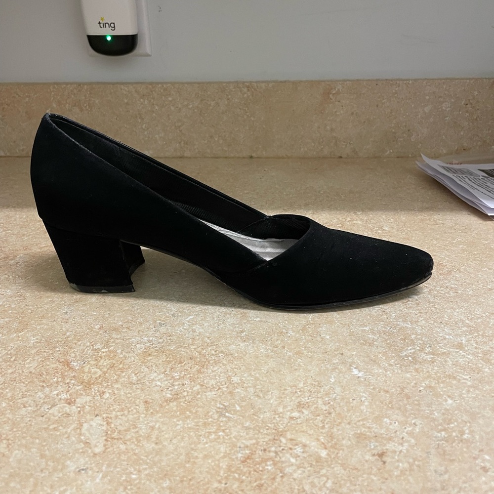 DISO Easy Street Temple Women's Pumps size 7.5 black suede
